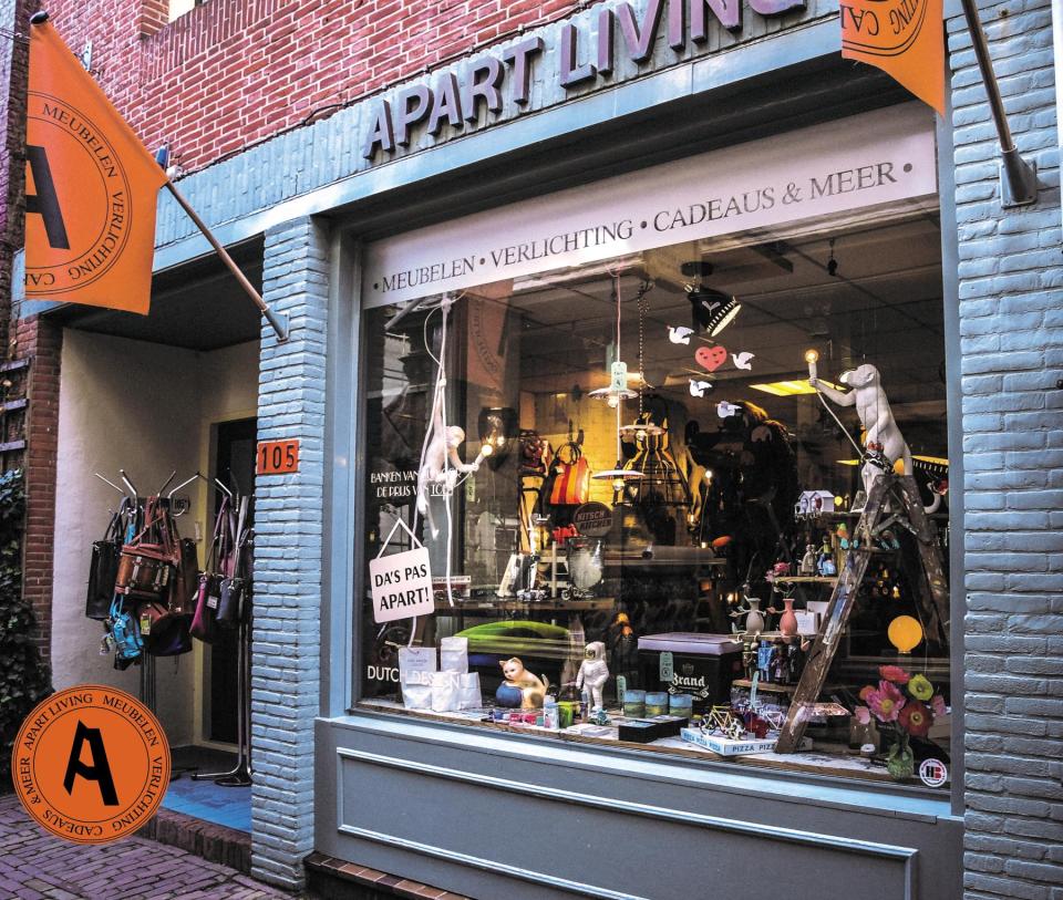 raam winkel apart living met verschillende producten achter het raam